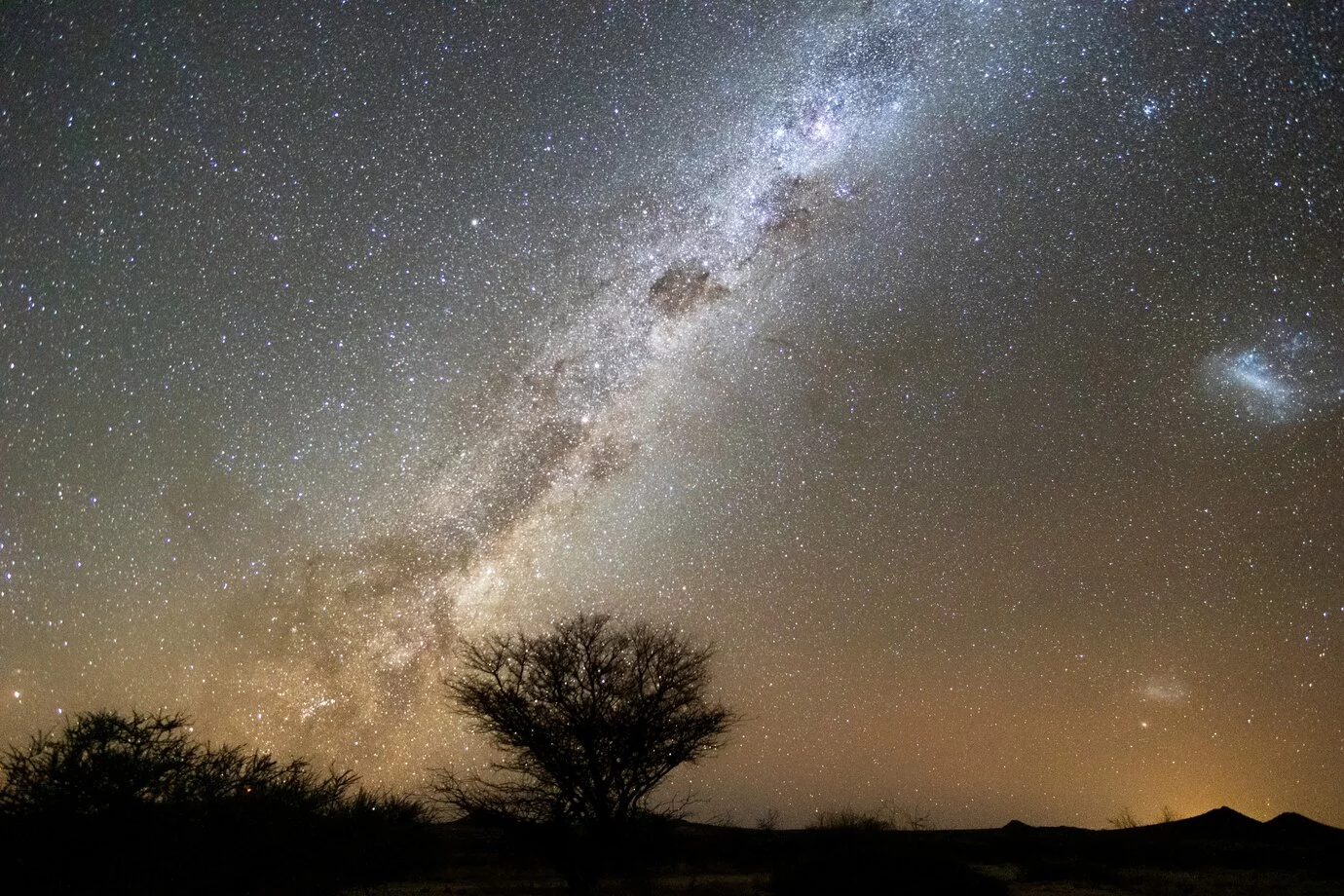 Vue nocturne du c&oelig;ur galactique de la Voie lact&eacute;e depuis le parc national d'Etosha en Namibie