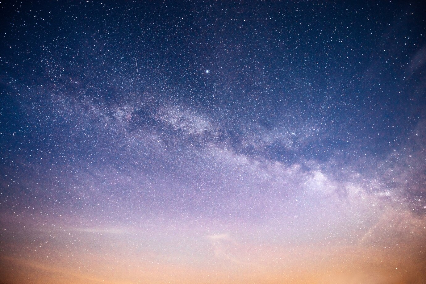 Ciel nocturne vibrant avec &eacute;toiles et n&eacute;buleuse de la Voie lact&eacute;e