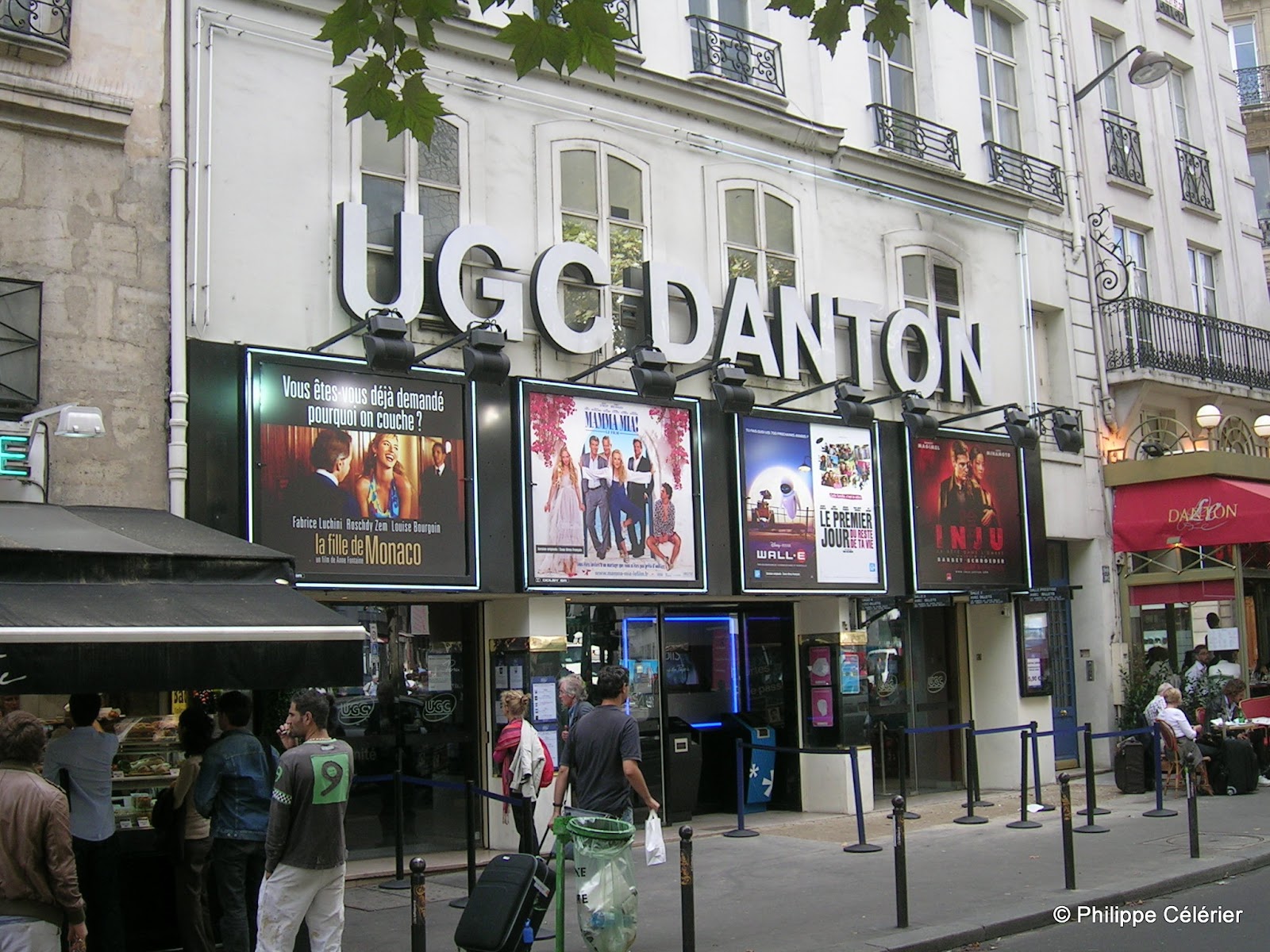 Commerces et cin&eacute;ma de la rue Danton &agrave; Paris