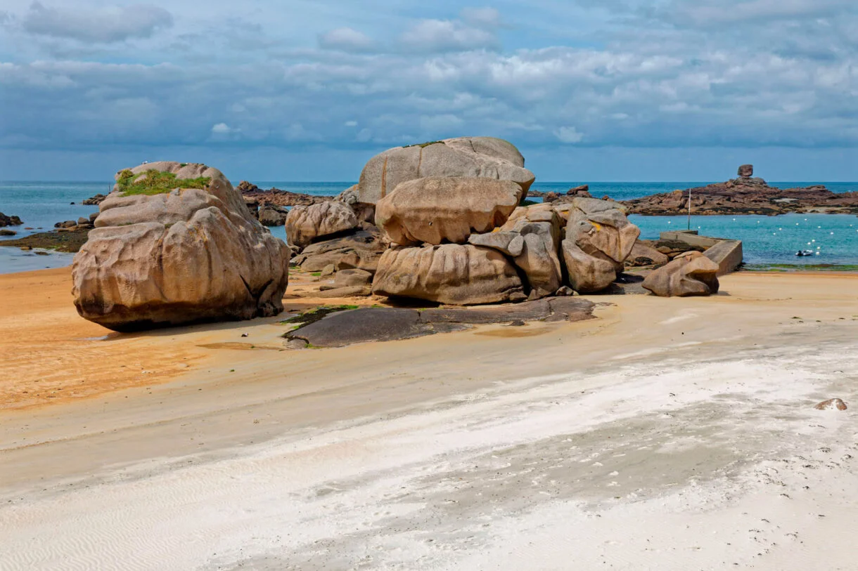 rochers de la plage du Coz-Pors &agrave; Tr&eacute;gastel