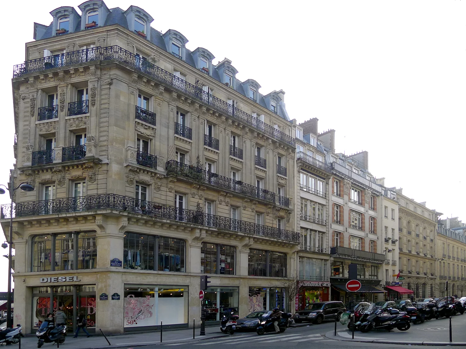 rue Jean-Jacques Rousseau &agrave; Paris immeubles