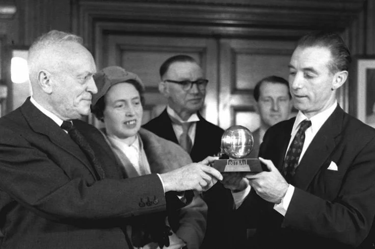 Stanley Matthews &agrave; droite en 1956