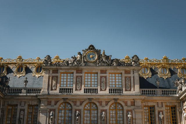 Horloge Dor&eacute;e De Versailles