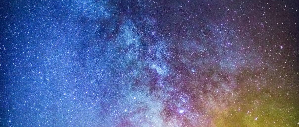 Coruscant : d&eacute;finition &middot; exemples &middot; synonymes &middot; &eacute;tymologie