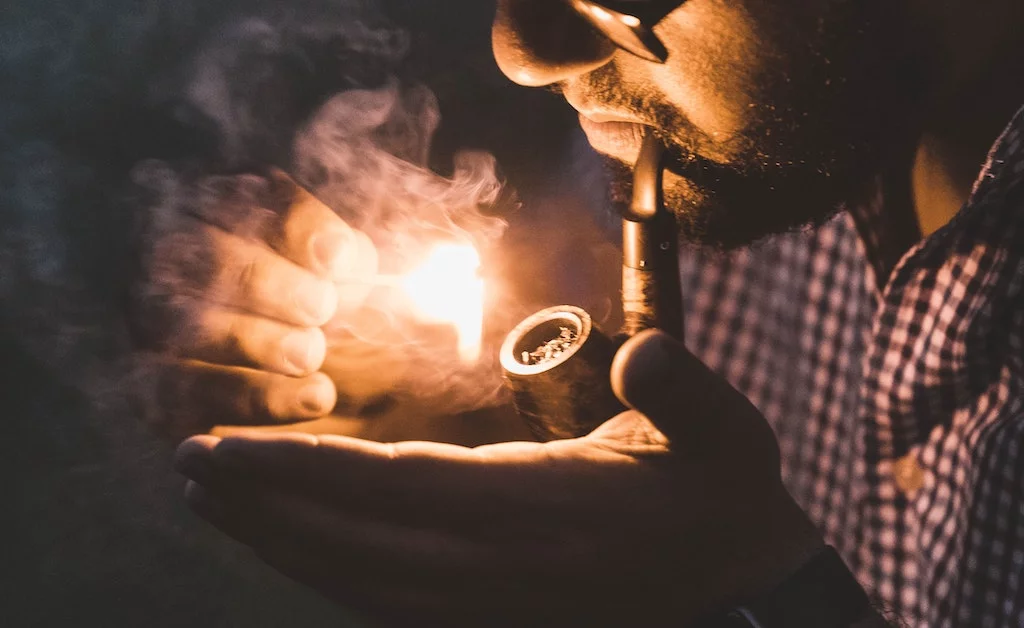 Casser sa pipe : signification et origine de l&rsquo;expression