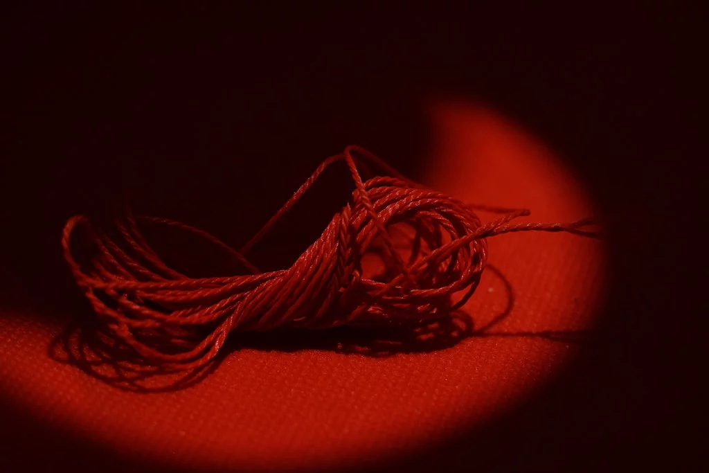 Fil rouge : d&eacute;finition & origine (expression) 🧶