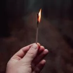 huile sur le feu definition origine signification expression