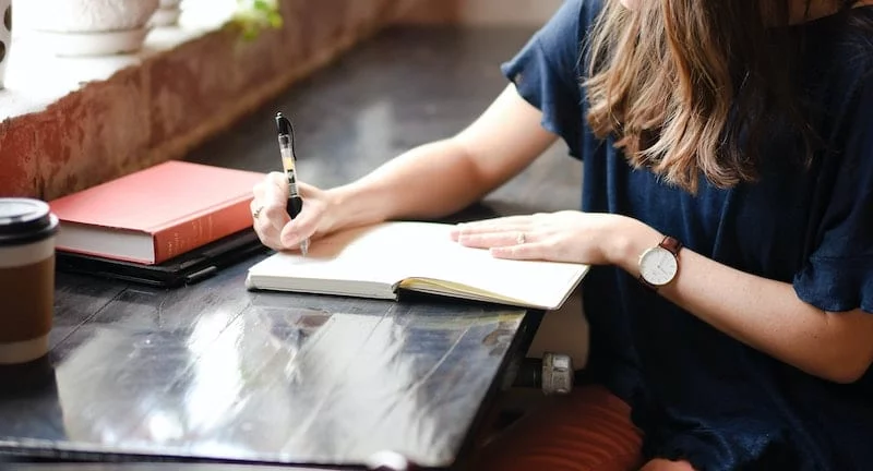 &laquo; &Agrave; toute heure &raquo; ou &laquo; &agrave; toutes heures &raquo; ?