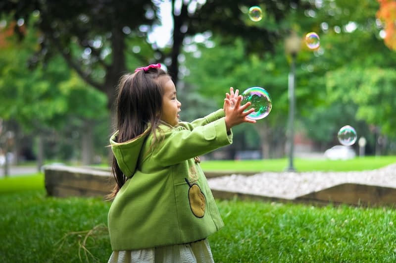 &laquo; Enfantin &raquo; et &laquo; infantile &raquo; : quelle diff&eacute;rence ?