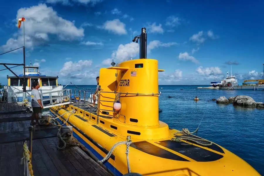 sous marin jaune