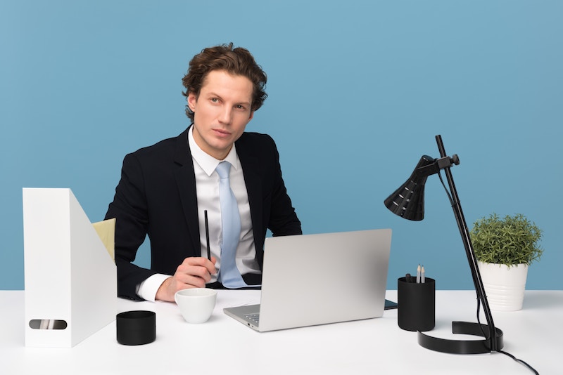 homme cadre travail ordinateur salarie