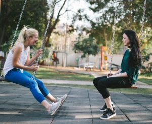 deux femmes discutent parlent conversation