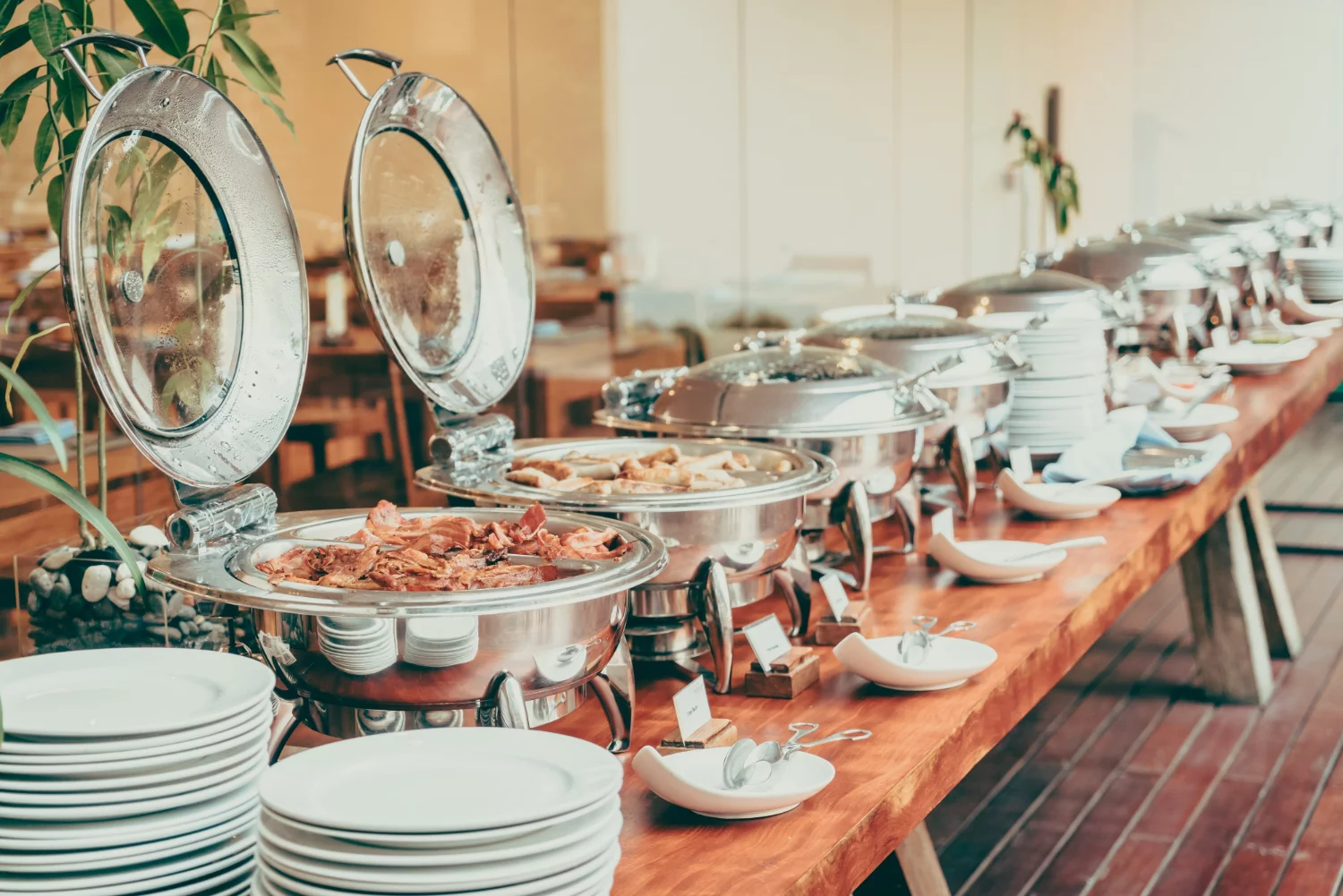 Catering : d&eacute;finition, types et diff&eacute;rences avec le service traiteur
