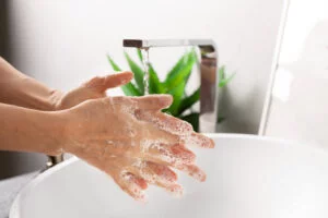 Elle s'est lav&eacute; les mains