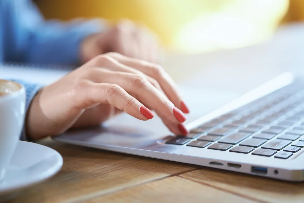&laquo; Merci de me tenir inform&eacute;e &raquo; : f&eacute;minin, accord et usage