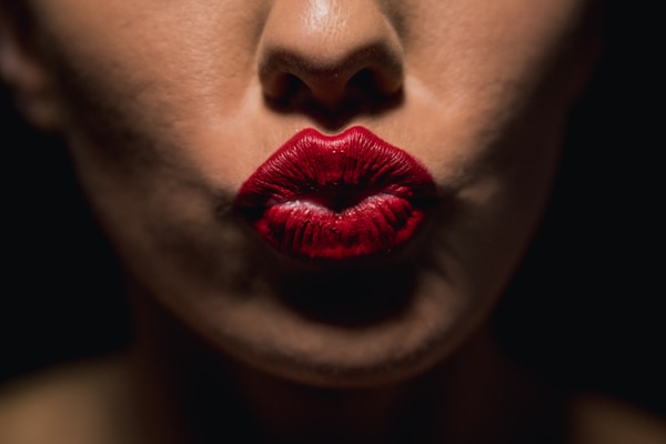&laquo; Bises &raquo; et &laquo; bisous &raquo; : quelle diff&eacute;rence ?