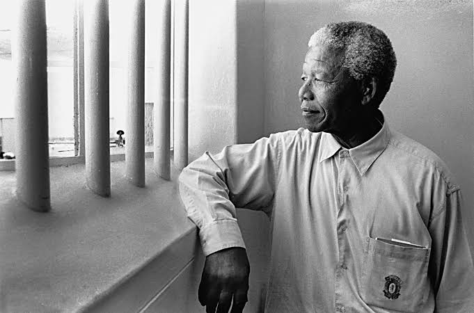 pourquoi nelson mandela a été emprisonné