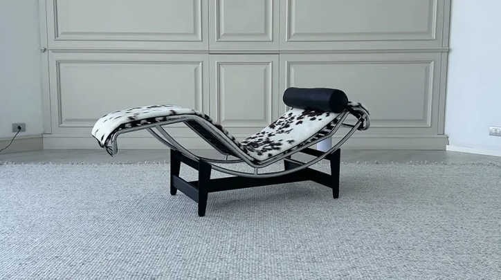 Pourquoi la chaise longue LC4 porte les initiales de Le Corbusier, pas Perriand?