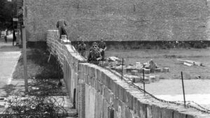Pourquoi le mur de Berlin a &eacute;t&eacute; construit