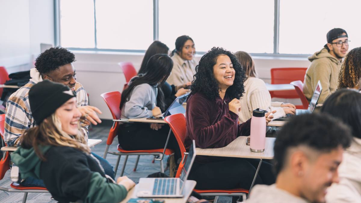 L’information à l’heure du scroll : pourquoi les jeunes boudent les médias traditionnels