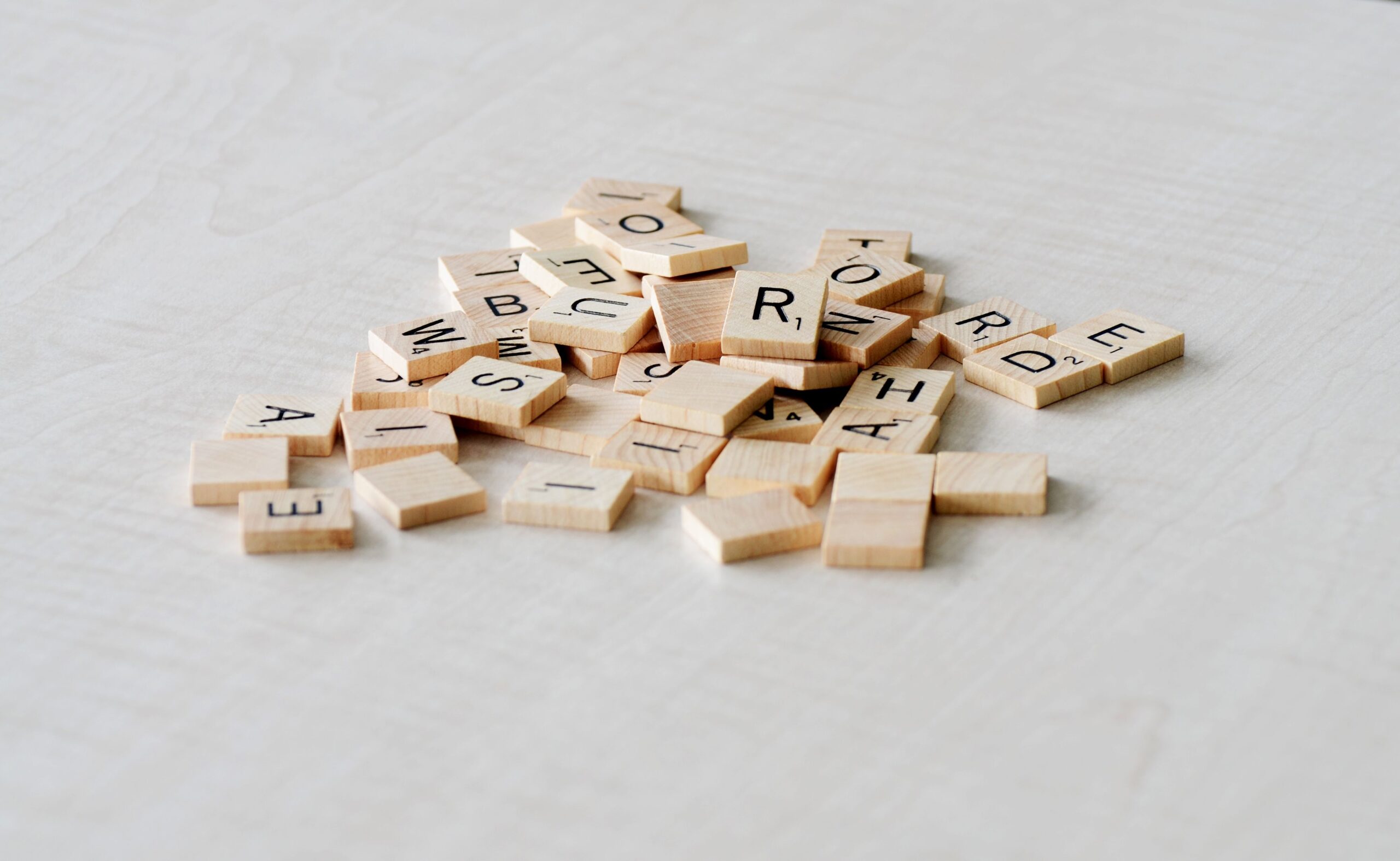 « Bye » : mot valide au Scrabble ? Points, sens, origine